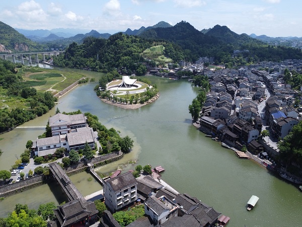 边城秀山，风景美如画。刘祎摄