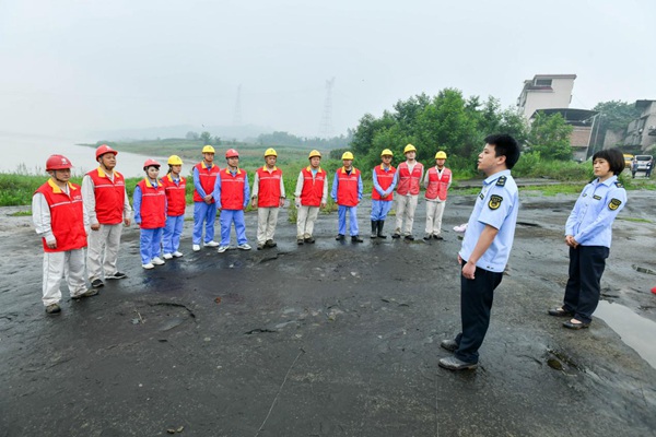 農業綜合行政執法和生態環境局志願者在宣講漁業保護和生態環保知識。王化全攝
