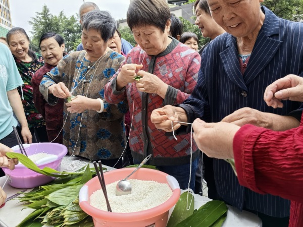 居民们正在包粽子。馨兰路社区供图