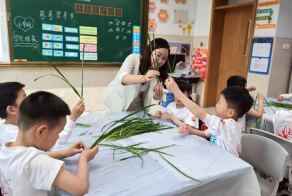 在课堂中学习择菜。星湖学校供图