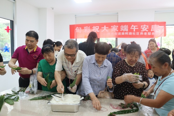 居民们正在包粽子。魏瑜摄