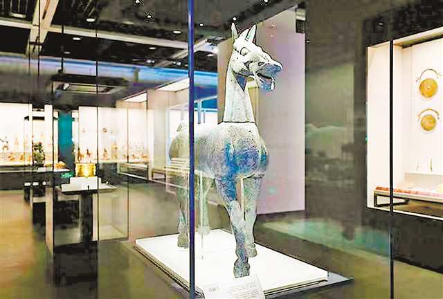 修復完成后亮相“妙手匠心 重現華光——三峽出土文物保護利用展”的東漢銅馬。
