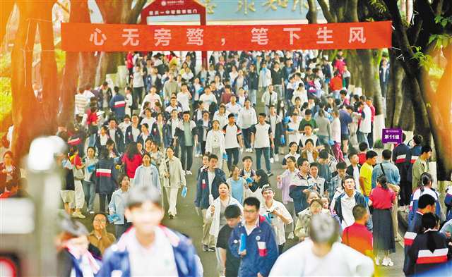 6月7日，重慶一中考點，首場語文考試結束，考生們陸續走出考場。首席記者 龍帆 攝/視覺重慶