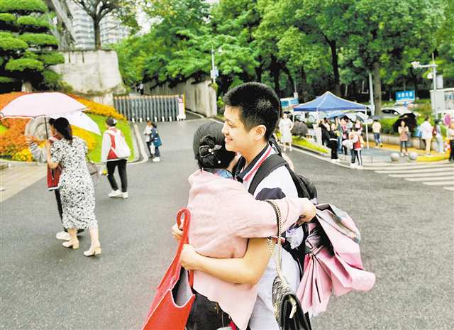 6月7日，九龙坡区育才中学考点，家长给考生送上祝福。记者 崔力 摄/视觉重庆