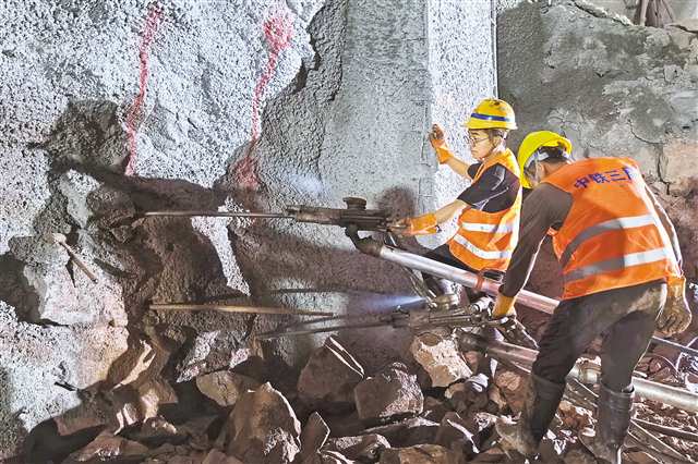 6月8日，渝萬高鐵千米以上隧道——大塘溝隧道內，工人正在加緊施工。 通訊員 趙軍 聶治彬 攝/視覺重慶