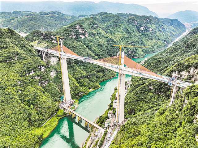 六月九日，渝湘复线高速磨寨乌江特大桥建设现场（无人机照片），该桥即将实现全桥合龙。新华社记者 唐奕 摄