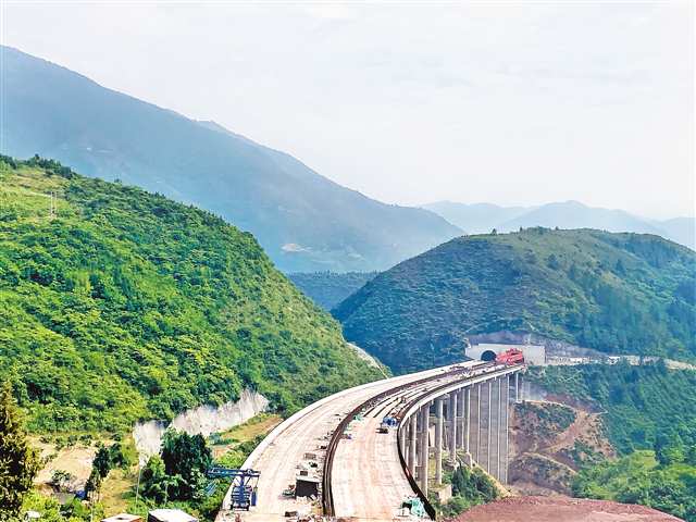 5月15日，位于奉节县境内的奉建高速（奉节至湖北建始）TJ07工区陈家屋场大桥建设现场。当日陈家屋场大桥成功完成架设任务。通讯员 丁卫林 摄/视觉重庆