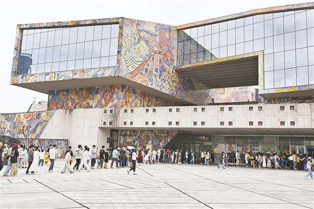 六月十日，四川美術學院美術館，市民排隊進場。特約攝影 孫凱芳視覺重慶