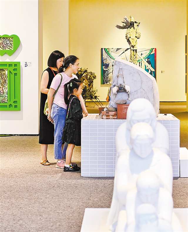 5月26日,四川美术学院虎溪校区,观众在参观本科生毕业展。记者 齐岚森 摄/视觉重庆