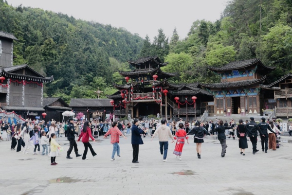 游客與當地群眾共舞。酉陽旅投供圖