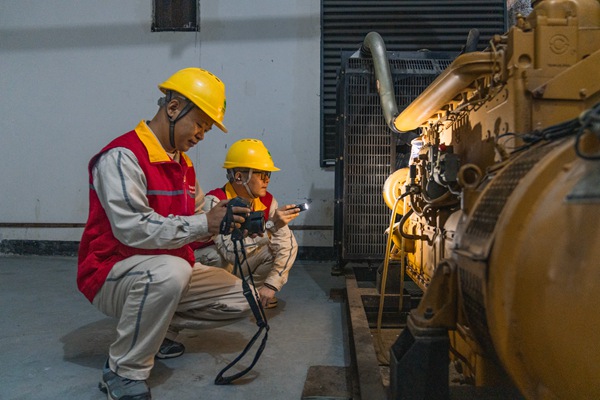 電力員工對客戶設備開展安全檢查。國網重慶永川供電公司供圖