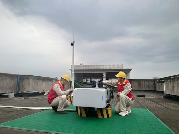 電力員工調試機巢。國網重慶永川供電公司供圖