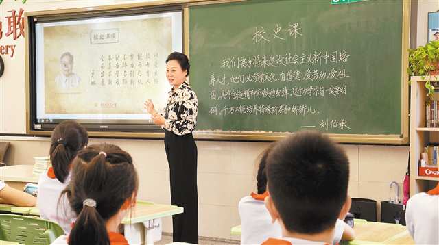校長楊浪浪正在給同學們上校史課。（人民小學供圖）