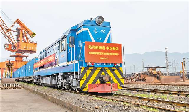 美联物流承运的赛力斯新能源汽车搭乘陆海新通道班列从果园港驶出。（摄于2023年3月22日）记者 张锦辉 摄/视觉重庆