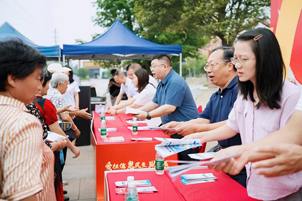 為群眾發放宣傳折頁，普及金融知識。重慶農商行供圖