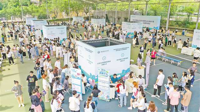 六月十四日，四川外國語大學，2024屆畢業生春招補錄暨2025屆實習生招聘雙選會吸引近千名大學生參加。通訊員 郭晉 攝\視覺重慶