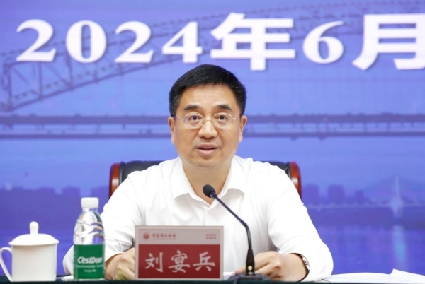 重庆市委教育工委书记、市教委主任刘宴兵讲话。重庆理工大学供图