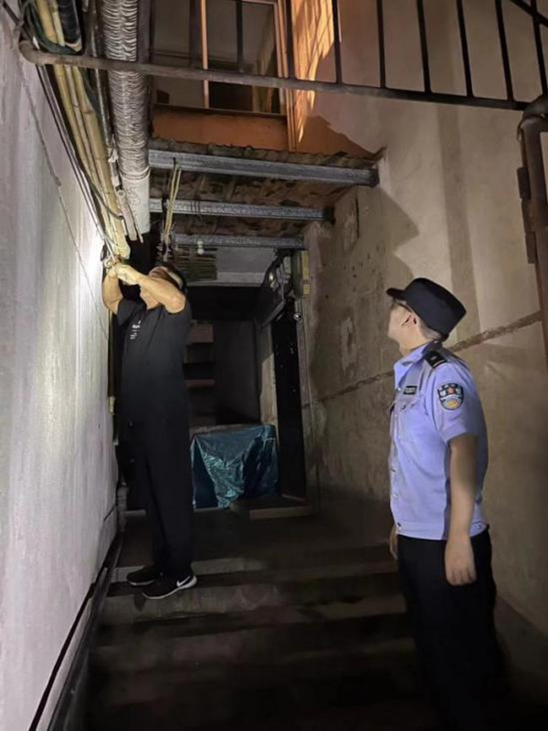 夜查电动自行车“飞线充电”。金凤镇供图