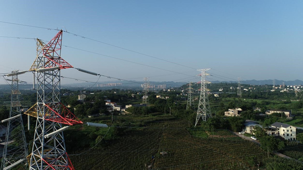 渝昆高鐵江津北供電工程江津北二回工程全線貫通。張雲鵬攝