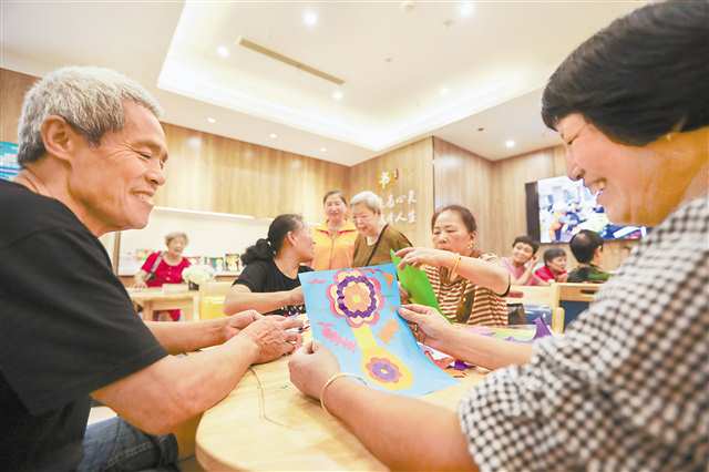 6月17日，渝中區七星崗街道金湯街社區養老服務站，老人們在休息區做手工。