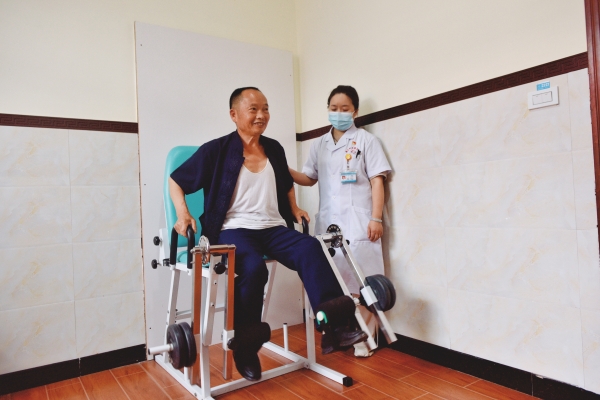 医生指导患者进行康复训练。陶涵摄