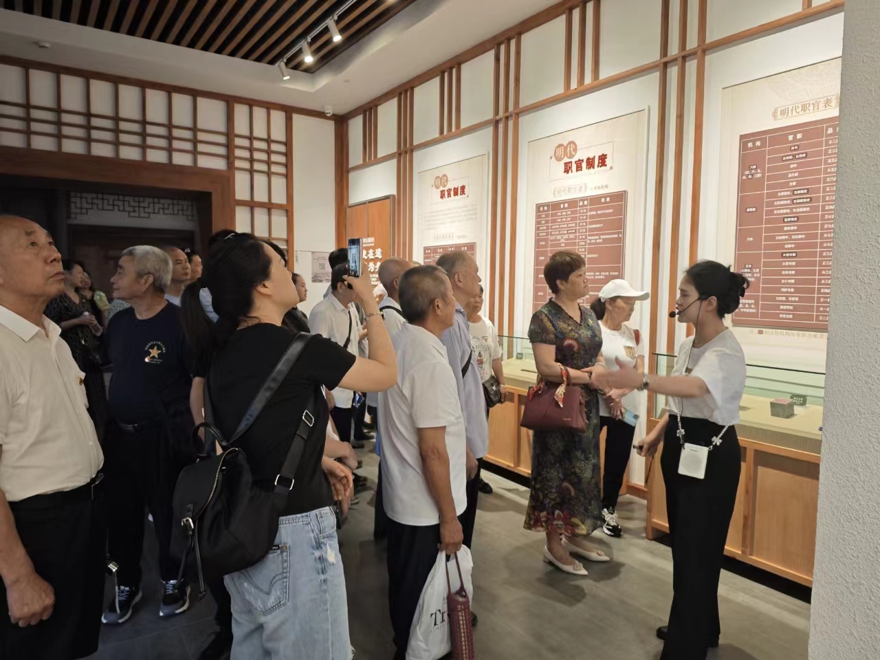参观现场。龙山街道供图