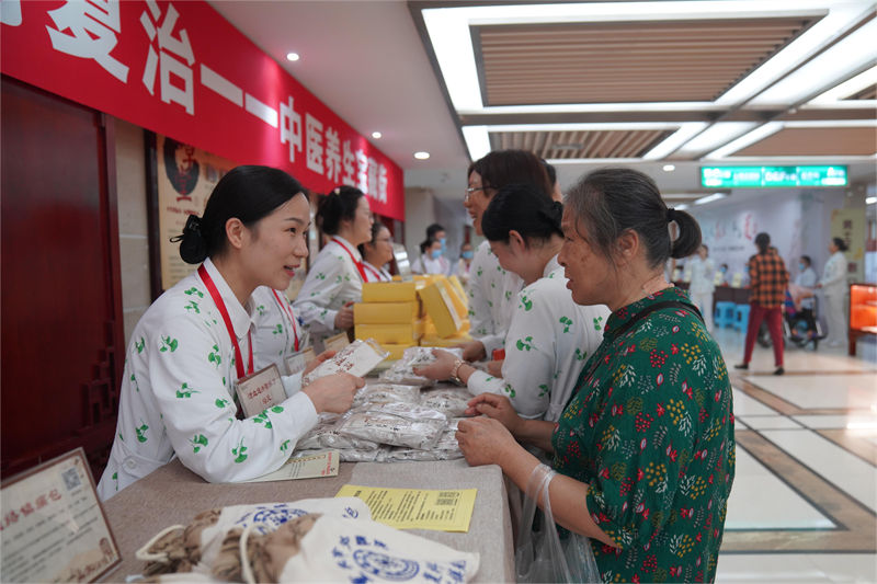 市民咨詢養生產品。受訪者供圖