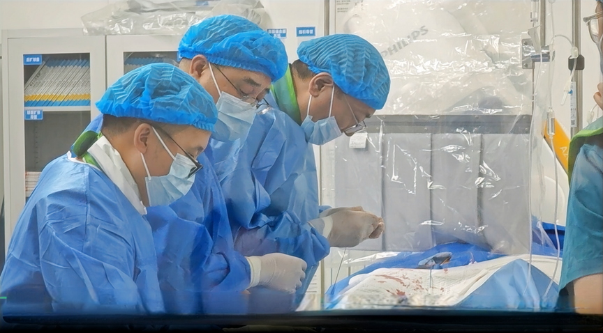 宋明宝（右一）团队手术中。重庆西区医院供图