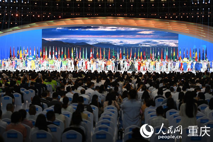 6月24日晚，第二届“一带一路”国际技能大赛开幕式在重庆国际博览中心举行。人民网记者 胡虹摄