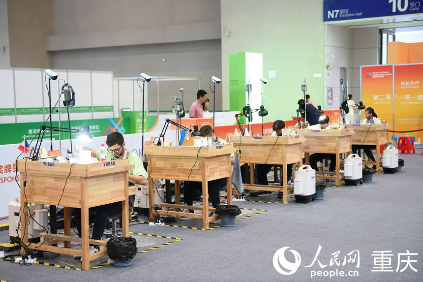 参赛选手参加第二届“一带一路”国际技能大赛珠宝加工项目比赛。人民网记者 胡虹摄