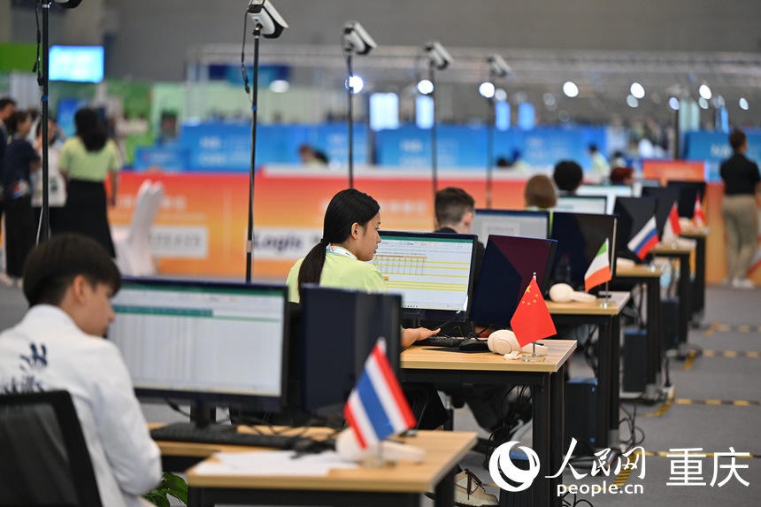 参赛选手参加第二届“一带一路”国际技能大赛比赛现场。人民网记者 胡虹摄