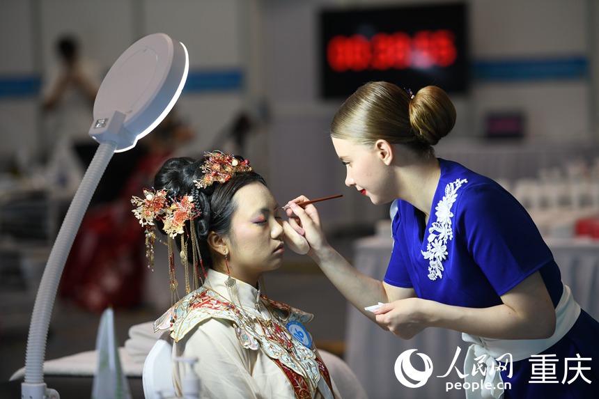 参赛选手参加第二届“一带一路”国际技能大赛美容项目比赛。人民网记者 胡虹摄