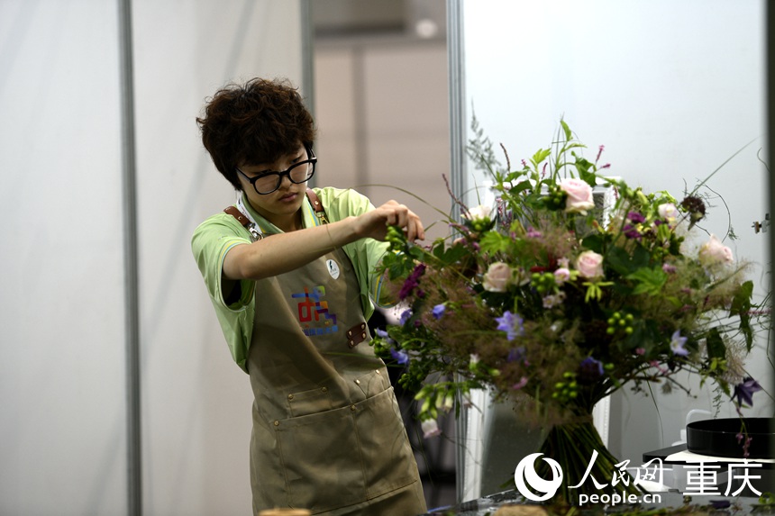 参赛选手参加第二届“一带一路”国际技能大赛花艺项目比赛。人民网记者 胡虹摄