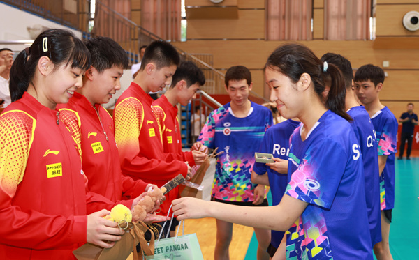 八中同学向运动员赠送纪念品。曾英豪摄