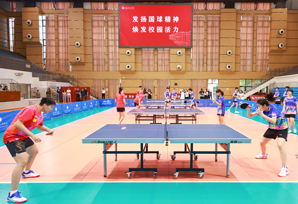运动员与八中同学切磋球技。曾英豪摄