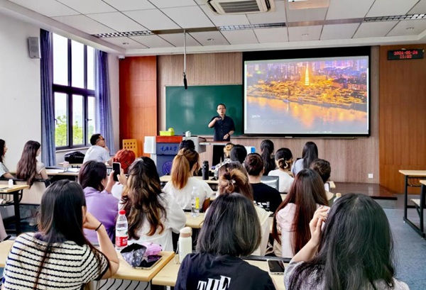 重慶大學授課現場。主辦方供圖