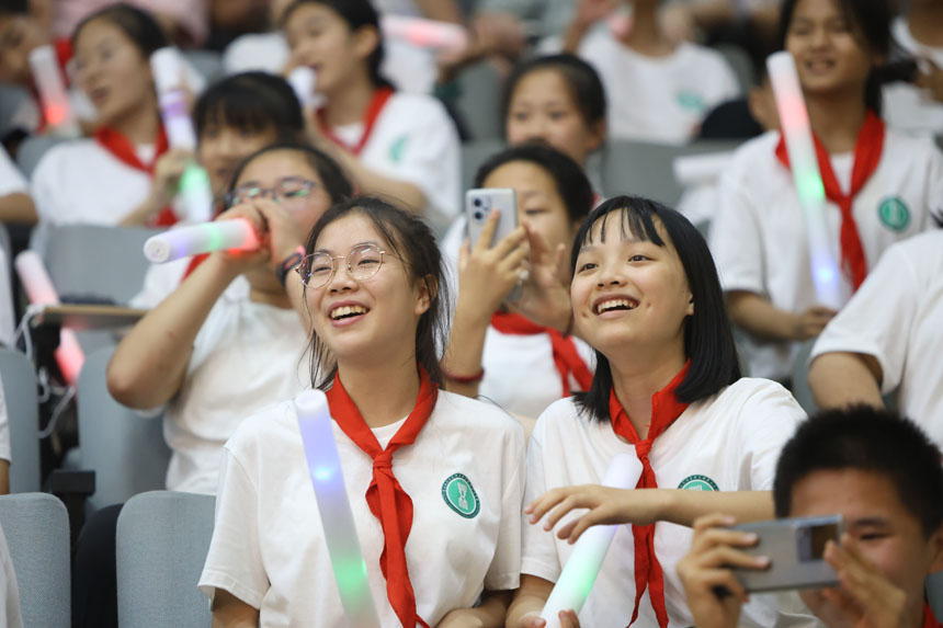 学生观看晚会。重师附二小供图