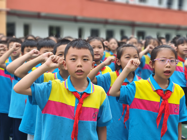 童心向党。大渡口区茄子溪小学供图