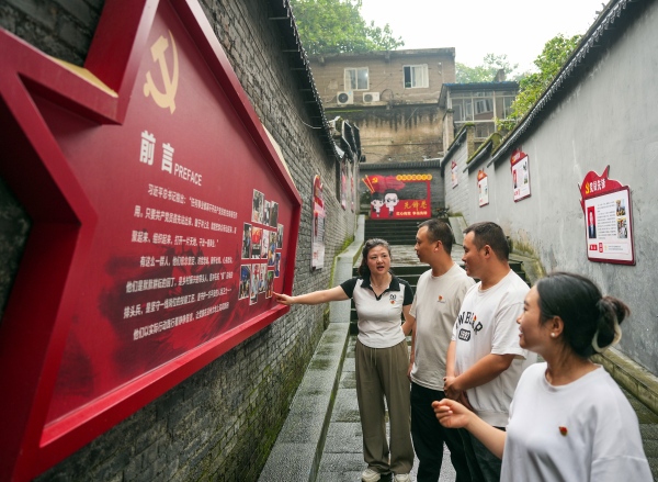 党员参观学习“党员先锋巷”。何乾健摄