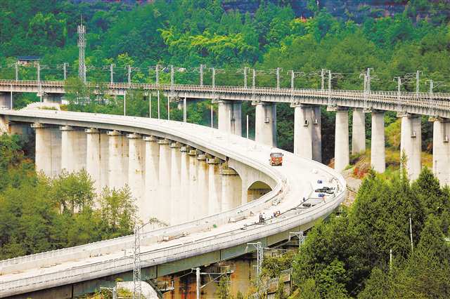 6月29日，渝湘高铁重庆至黔江段玉泉村特大桥加紧施工。特约摄影 杨敏/视觉重庆