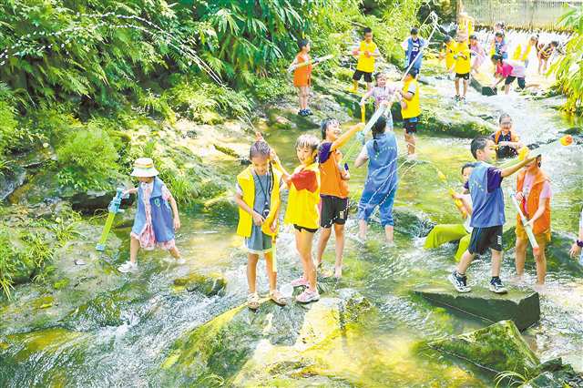 　6月30日，北碚区龙王村，孩子们在清澈的溪流中打水仗。记者 李雨恒 摄/视觉重庆