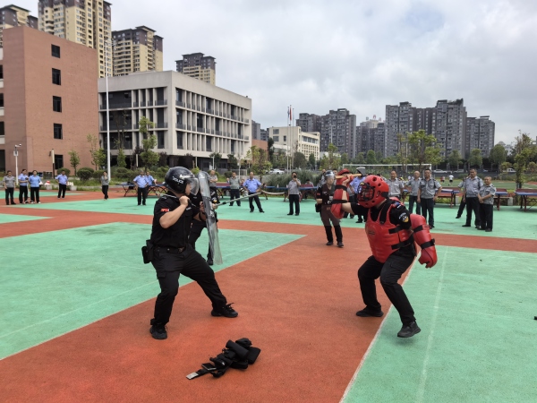安保人员正进行防暴应急演练。秀山戍安保安服务有限公司供图