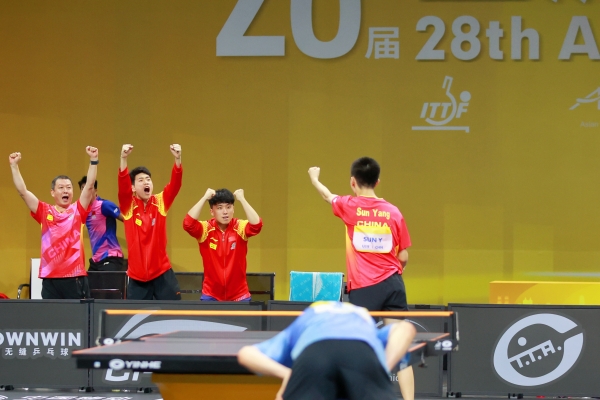 经过数轮鏖战，孙杨以23：21战胜对手。向诗佳摄