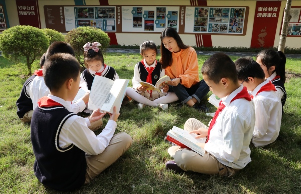 师生阅读。江北区新村致远实验小学校供图