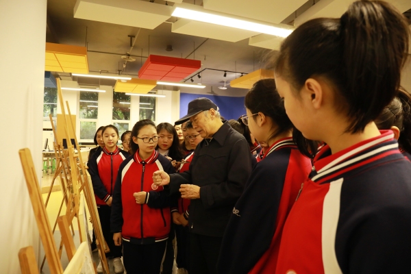 徐悲鸿纪念馆馆长徐庆平到徐悲鸿中学指导学生绘画。重庆市徐悲鸿中学供图