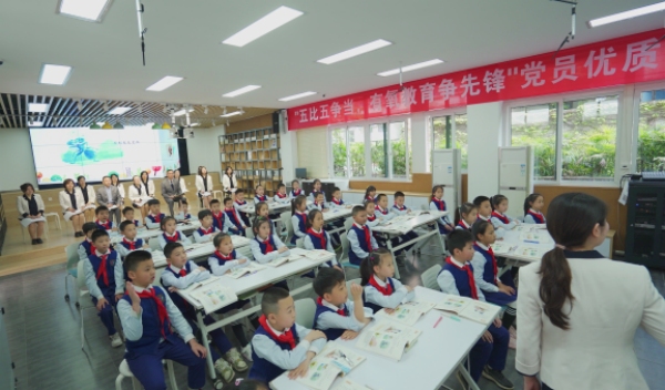 党员教师示范课展示。江北区鲤鱼池小学供图