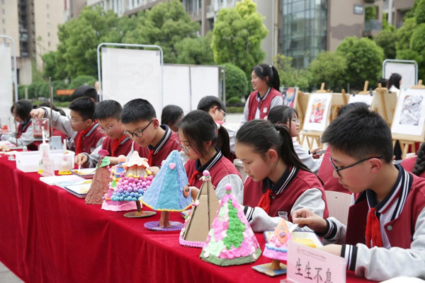 学校特色课程展示。双福育才中学供图