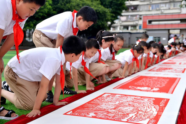 師生共創百米剪紙長卷慶祝建黨100周年。四牌坊小學供圖