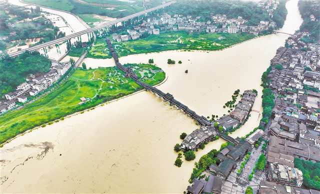 6月28日，黔江区濯水镇遭遇洪水，相关部门提前转移群众，无一伤亡。特约摄影 杨敏/视觉重庆