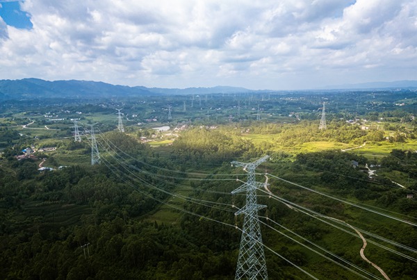 重庆铜梁1000千伏特高压变电站500千伏送出工程永川段顺利贯通。国网重庆永川供电公司供图